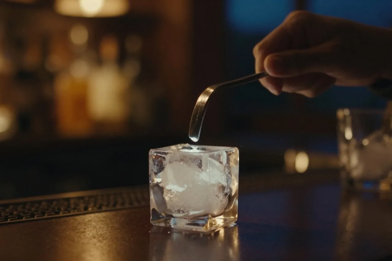 Glace travaillée au pic à glace par le barman